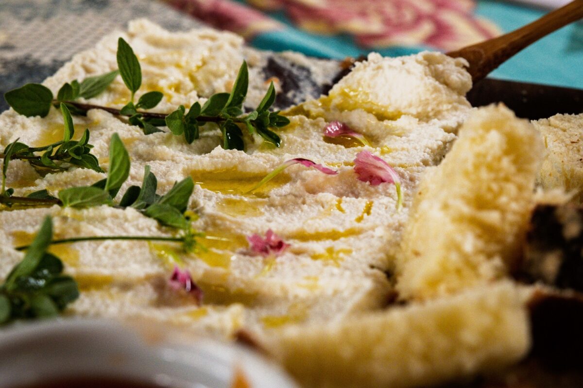 No bufê, tudo começa com o pão de leite com ervas e flores comestíveis - Foto: Tamás Bodolay