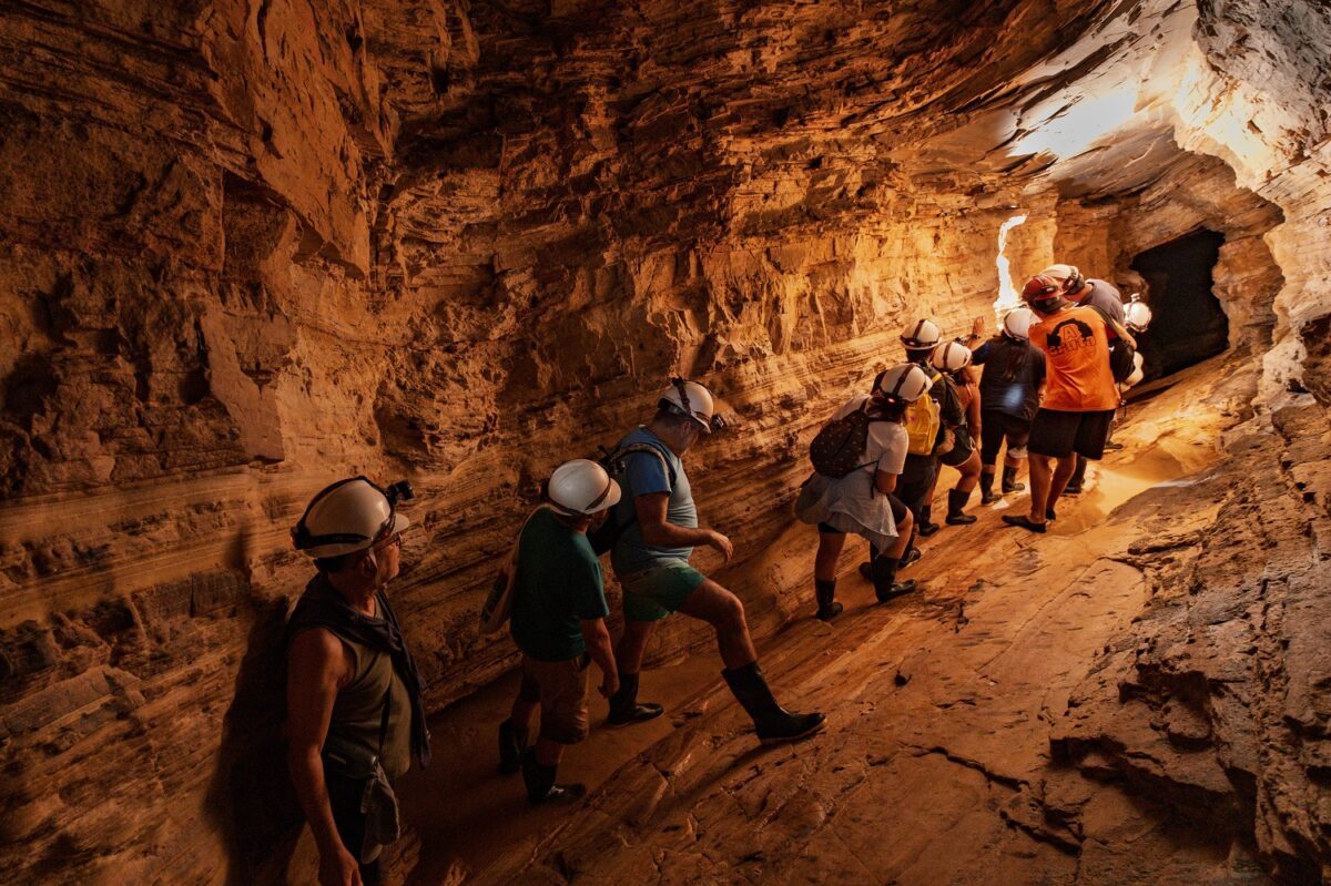 Gruta do Sobradinho: reza a lenda que  escravos fugitivos se esconderam na caverna com ouro - Foto: Tamás Bodolay