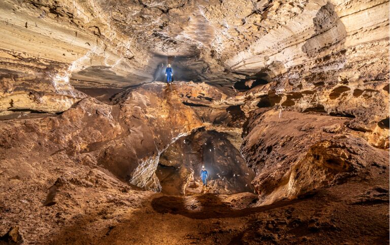 Brasil registrou recorde de visitação em áreas protegidas, e as cavernas acompanham essa tendência com novos atrativos. No detalhe, a Caverna do Urubu, no Rio Grande do Norte - Foto: ICMBio-Cecav