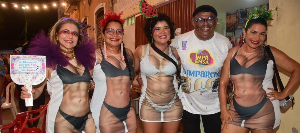 Joel Jacinto ladeado pelas esfuziantes meninas do “Grupo Streptease” - Foto: Paulo Caruá