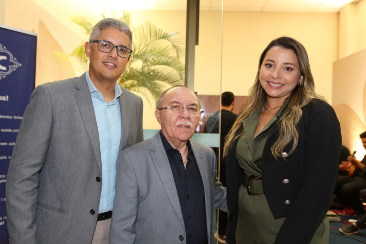 O Superintendente da Fecomércio Max de Medeiros com o Presidente Maurício Feijó e a Gerente de Comunicação Jovanna Abreu  - Foto: Danielle Vieira