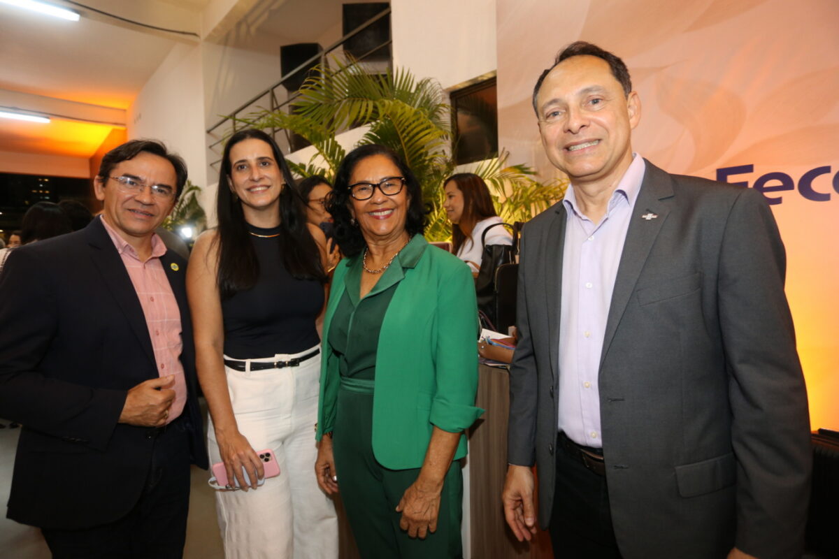 A Secretária Estadual de Turismo Socorro Araújo e o Diretor do SEBRAE – MA Mairo Borralho com amigos - Foto: Danielle Vieira