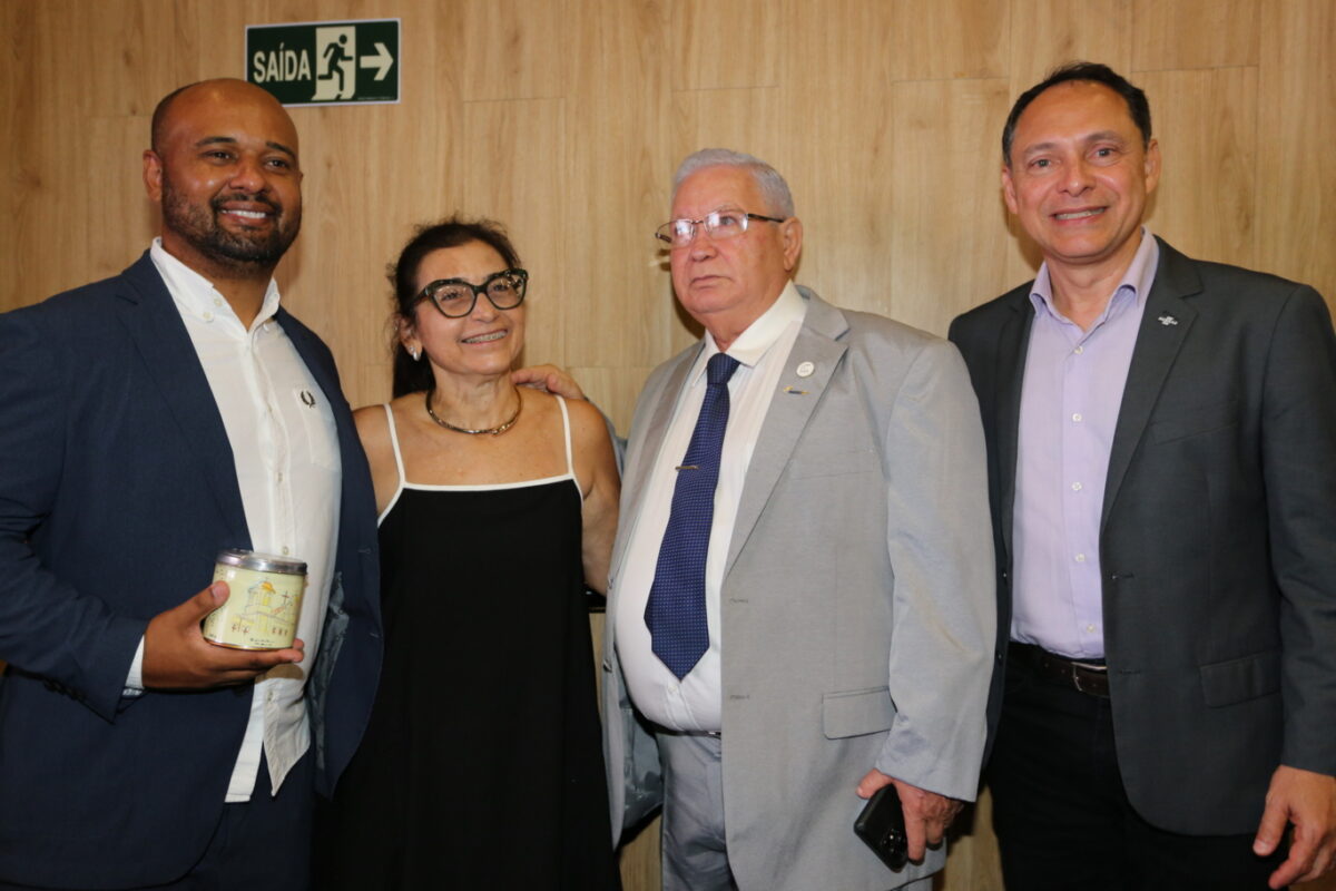 O consultor e palestrante Vinícius Victor ganhou de presente da empresária Ana Luiza Alhadeff uma lata de biscoito da marca Doce Pedaço. Na foto om o Vice – Presidente da Fecomércio Manoel Barbosa e o Diretor do Sebrae – MA Mauro Borralho - Foto: Danielle Vieira