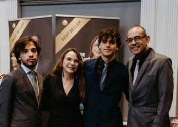 Em sua recente noite de autógrafos nos Estados Unidos, a autora Cristiane Barros Leal com os filhos e o marido - Foto: Divulgação