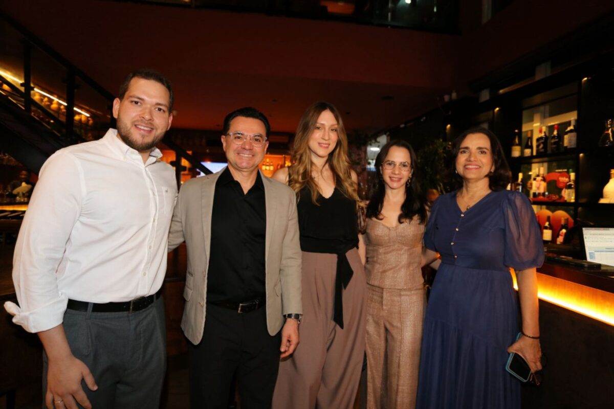 O diretor-presidente do Lacmar Laboratório, Vinícius Braid, com o diretor do Lacmar Patologia, dr. Gerônimo Jr., a dir. adm. do Lacmar, Rafaella Braid, a médica patologista Lara Borges, do Lacmar Patologia, e a gestora do Lacmar Laboratório, Susana Viana - Foto: Divulgação