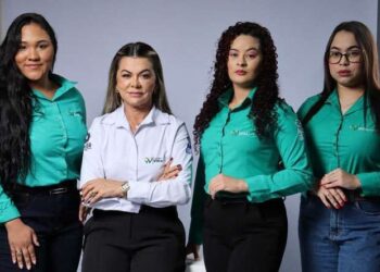 A CEO da VittaJob em São Luís, Loide Almeida (De blusa branca), celebra com sua equipe de trabalho: Yasmim Luzo (Expansão), Leiliane Oliveira (SAF) e Camile Cutrim  (Qualidade) - Foto: Divulgação