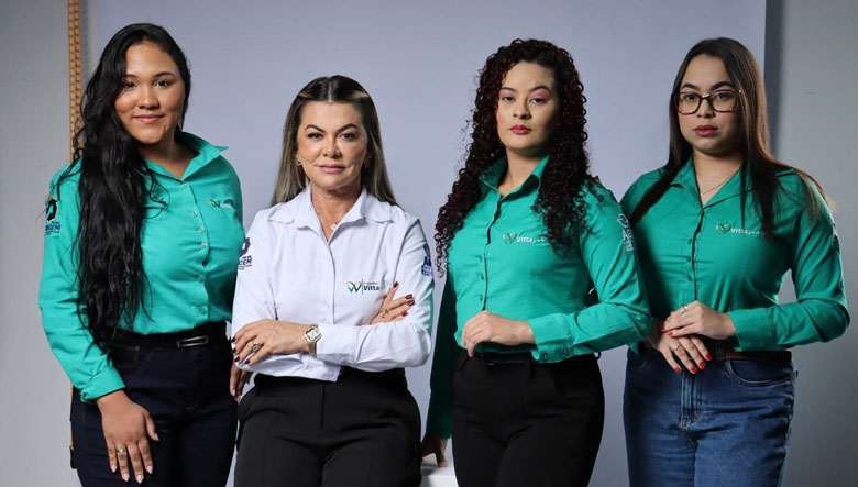A CEO da VittaJob em São Luís, Loide Almeida (De blusa branca), celebra com sua equipe de trabalho: Yasmim Luzo (Expansão), Leiliane Oliveira (SAF) e Camile Cutrim (Qualidade) - Foto: Divulgação