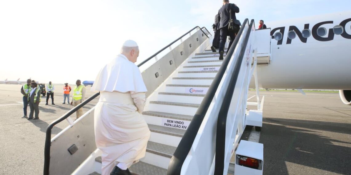 Papa Leão XIV adentrando aeronave da TAGG durante visita à cidade de Saurimo, em Lunda, província de Angola - Foto: Divulgação
