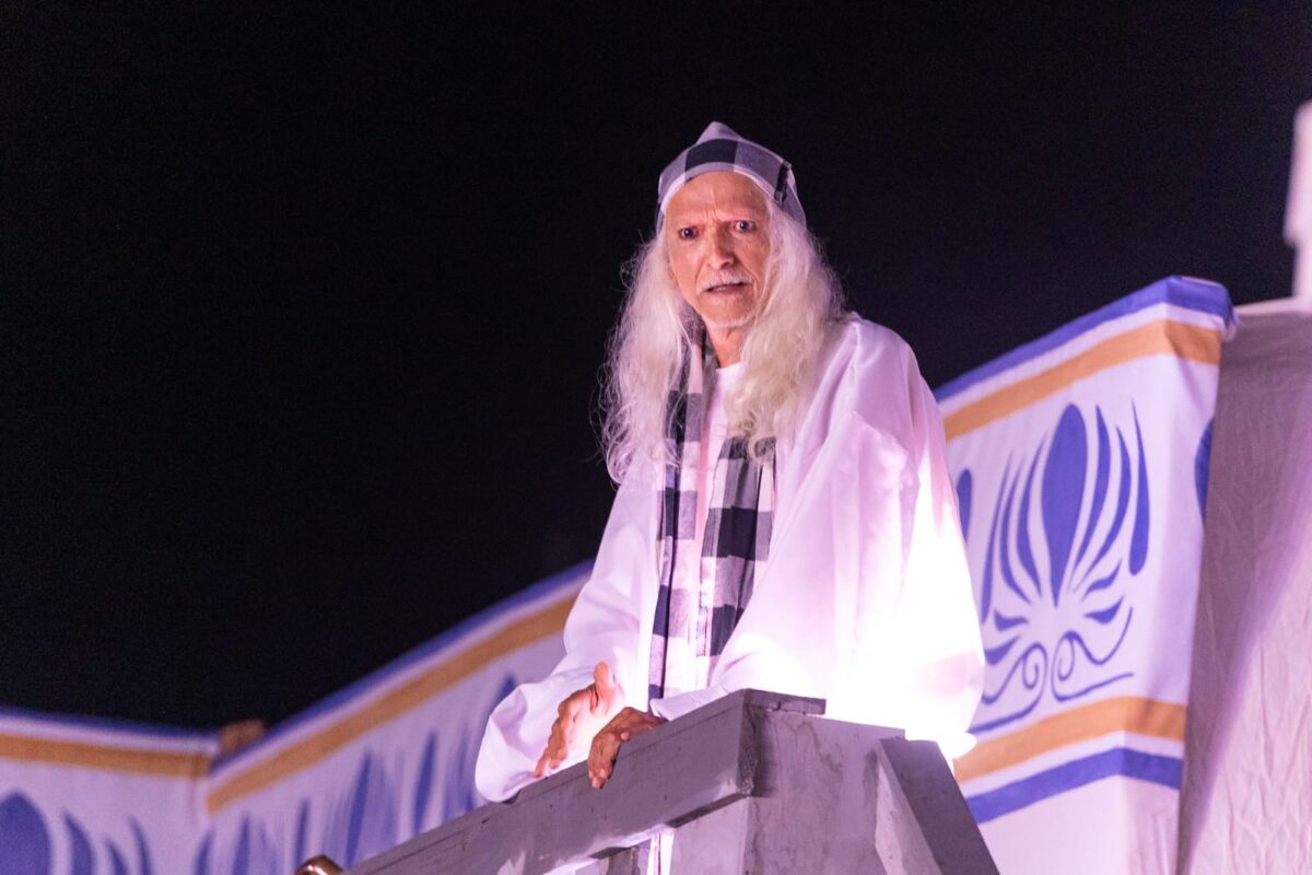 Num dos pontos altos da encenação, o ator Natan Máximo interpreta o Profeta exortando o sentido da Paixão - Foto: Gilson Ferreira