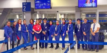 Tripulação do voo Fortaleza-Miami da LATAM e equipe da companhia no aeroporto de Fortaleza - Foto: Divulgação