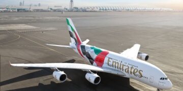 Airbus A380 estreou a a nova pintura com a bandeira dos Emirados Árabes Unidos estampada na fuselagem de sua aeronave - Foto: Divulgação