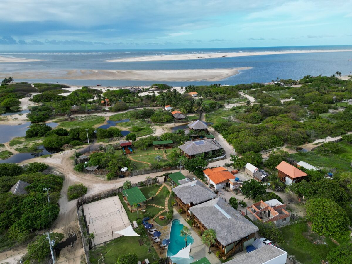 A poucos metros da Praia de Atins, hotel Vila Aty integra-se à paisagem rústica e preservada do vilarejo - Foto: Leo Castro