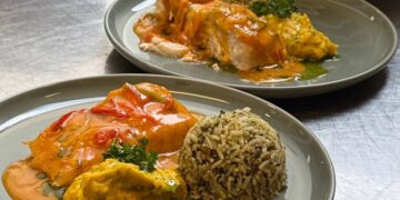 Prato principal servido durante o circuito: filé de pescada amarela acompanhado do tradicional arroz de cuxá, representando a autenticidade da culinária maranhense - Foto: Divulgação